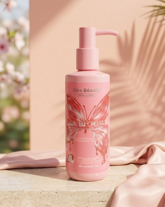 Loción corporal rosa Kiss Beauty La Bloom 500ml con dosificador, formulada con manteca de karité, vitamina E y aceite de jojoba.