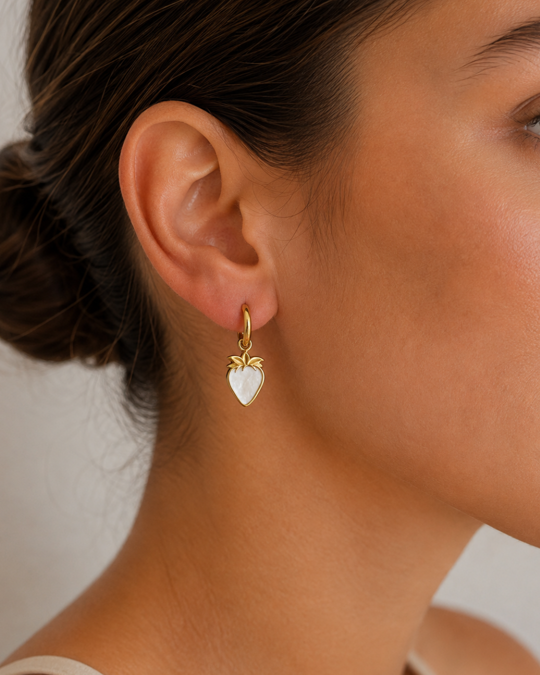 Pendiente de aro dorado con colgante de fresa en nacar blanco y acero inoxidable de Accesoriomani