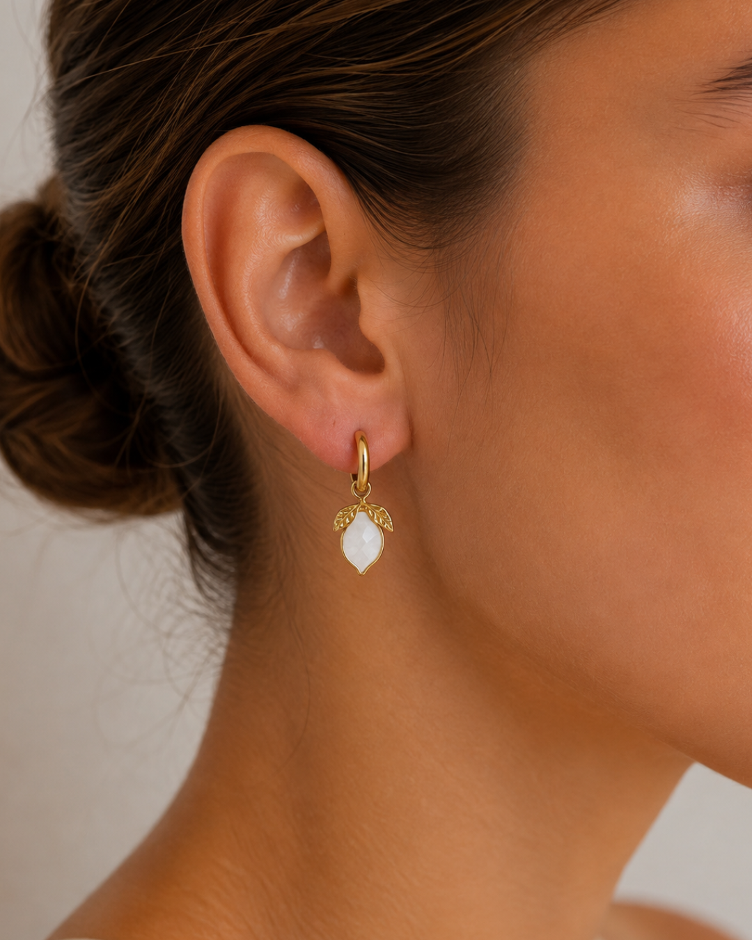 Pendiente de aro dorado con colgante de limon en nacar blanco y acero inoxidable de Accesoriomania