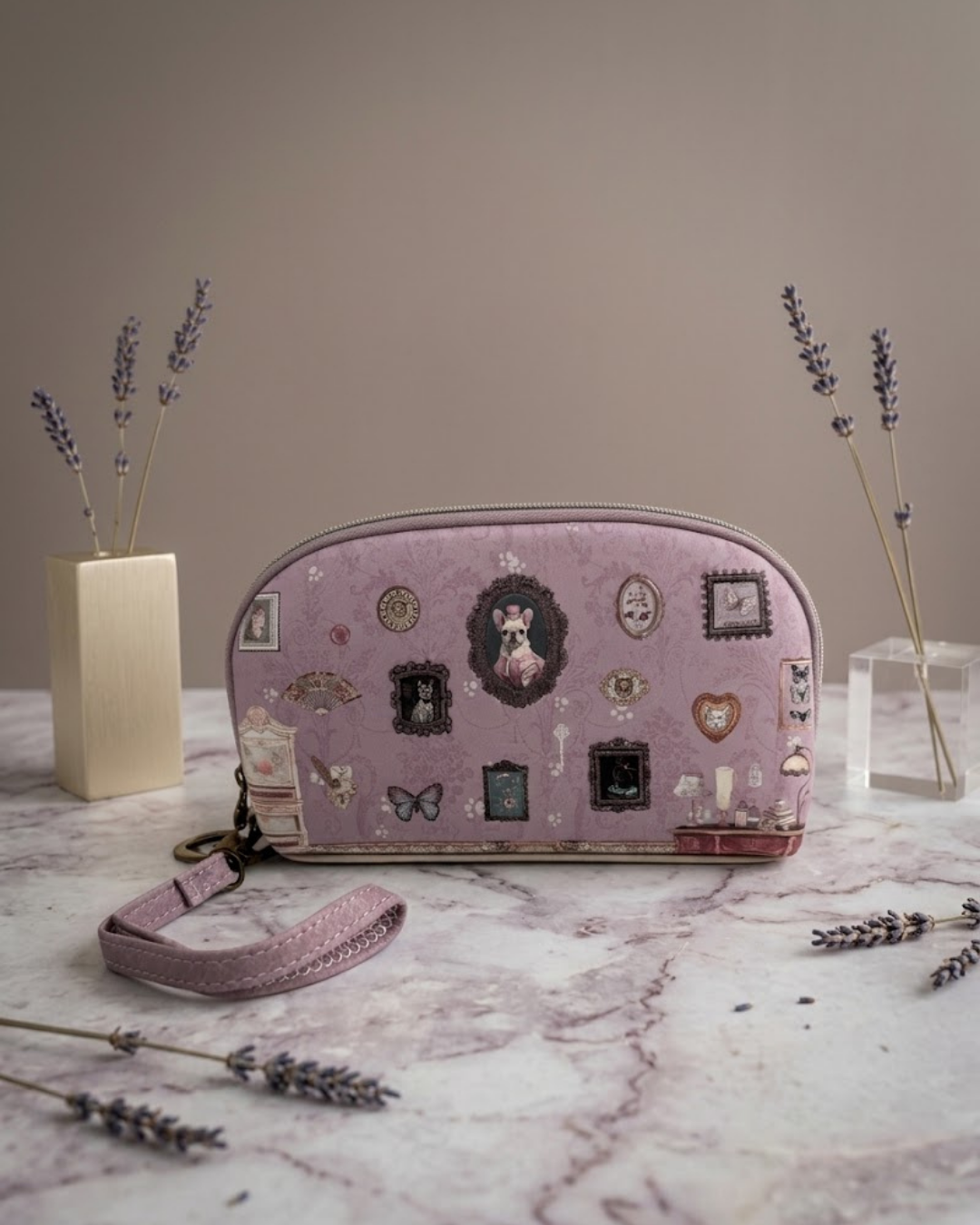 Portatodo Sweet Candy malva lila con estampado vintage de perrito, asa de mano y cremallera sobre superficie de mármol