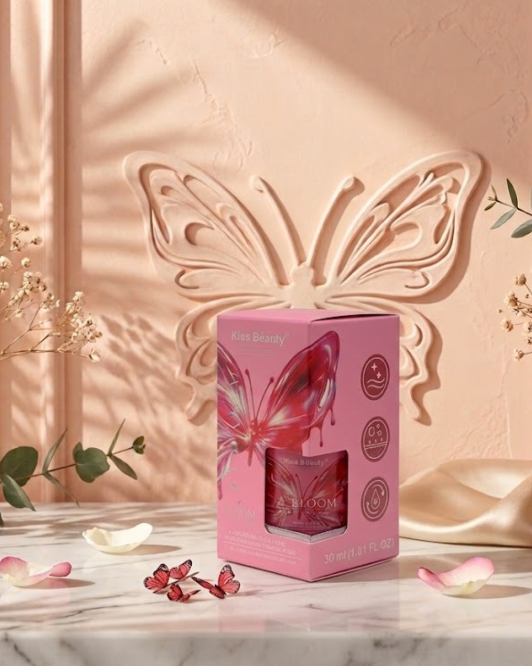 Caja de Sérum Facial Radiante Kiss Beauty La Bloom 30ml con mariposa rosa sobre superficie de mármol con Vitamina C y Ácido Hialurónico.